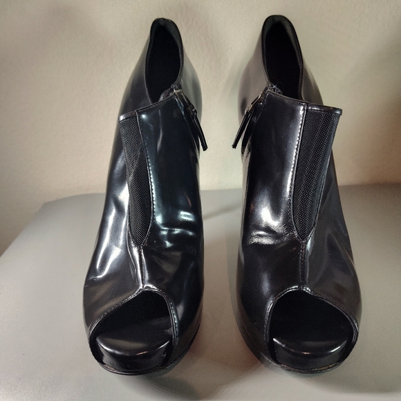 Fendi Solid Black Patent Leather Bootie Peep Toe Stiletto Heels Women's Sz 9 - Picture 2 of 9